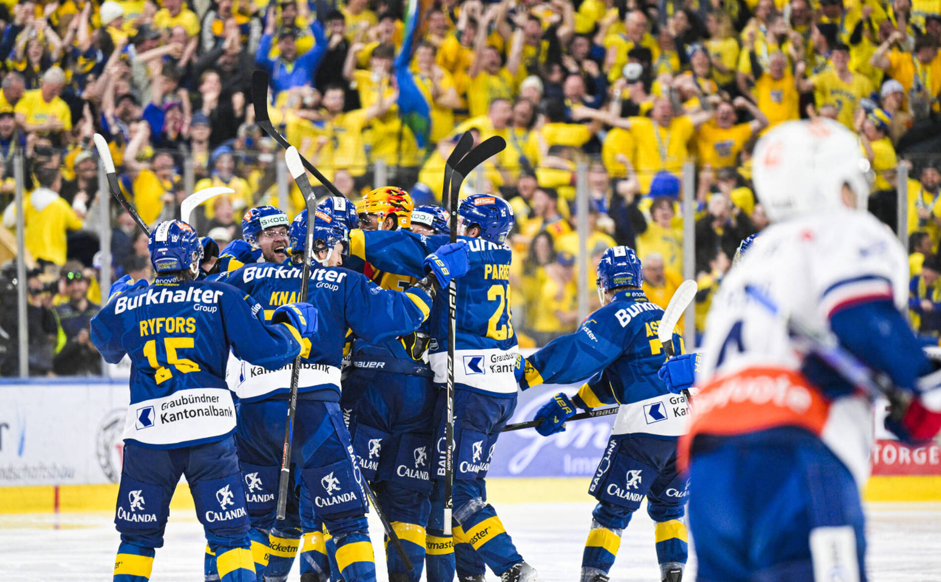 Davos rejoint Fribourg en finale des play-off