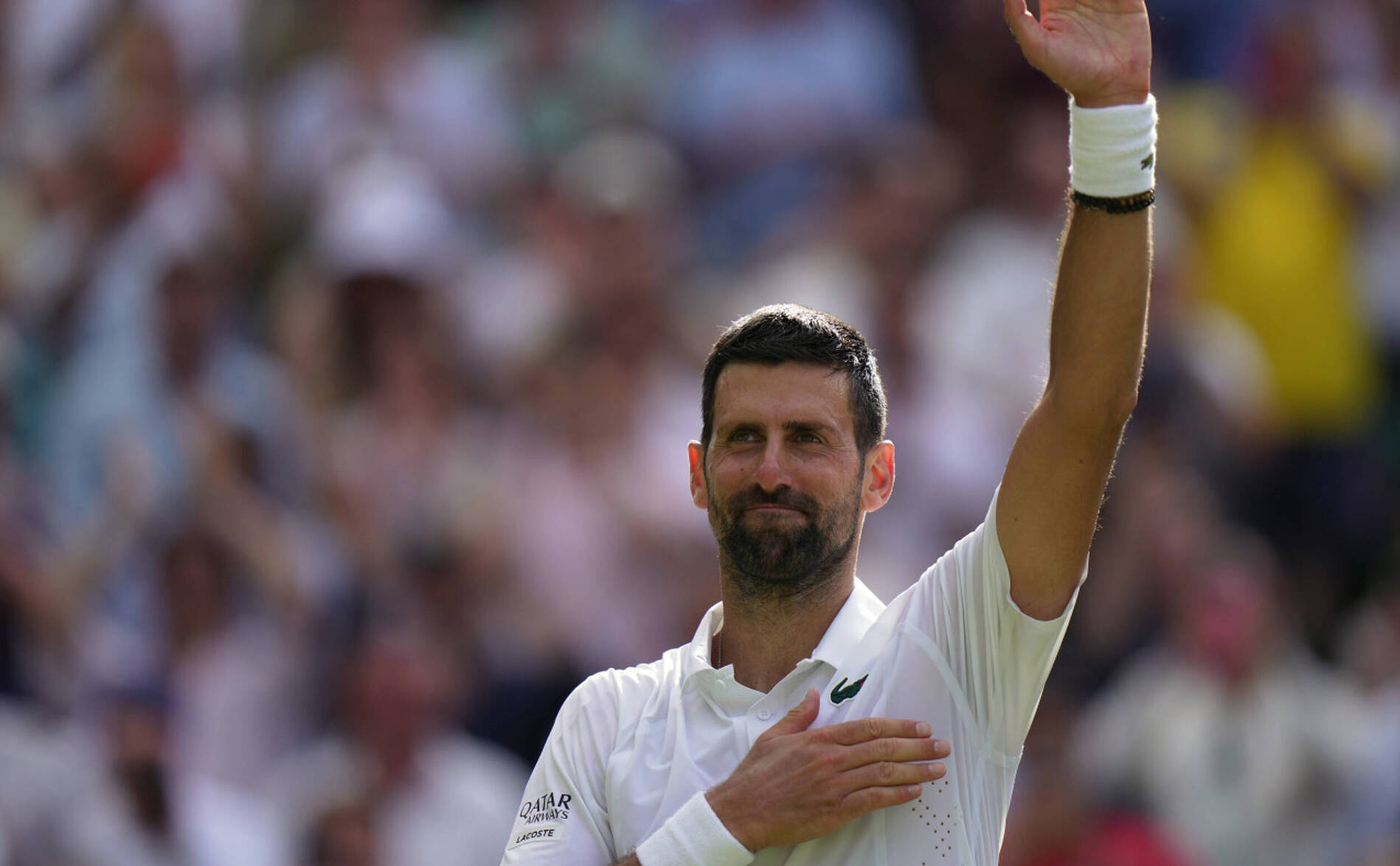 Novak Djokovic bat le record de Federer et file en quarts
