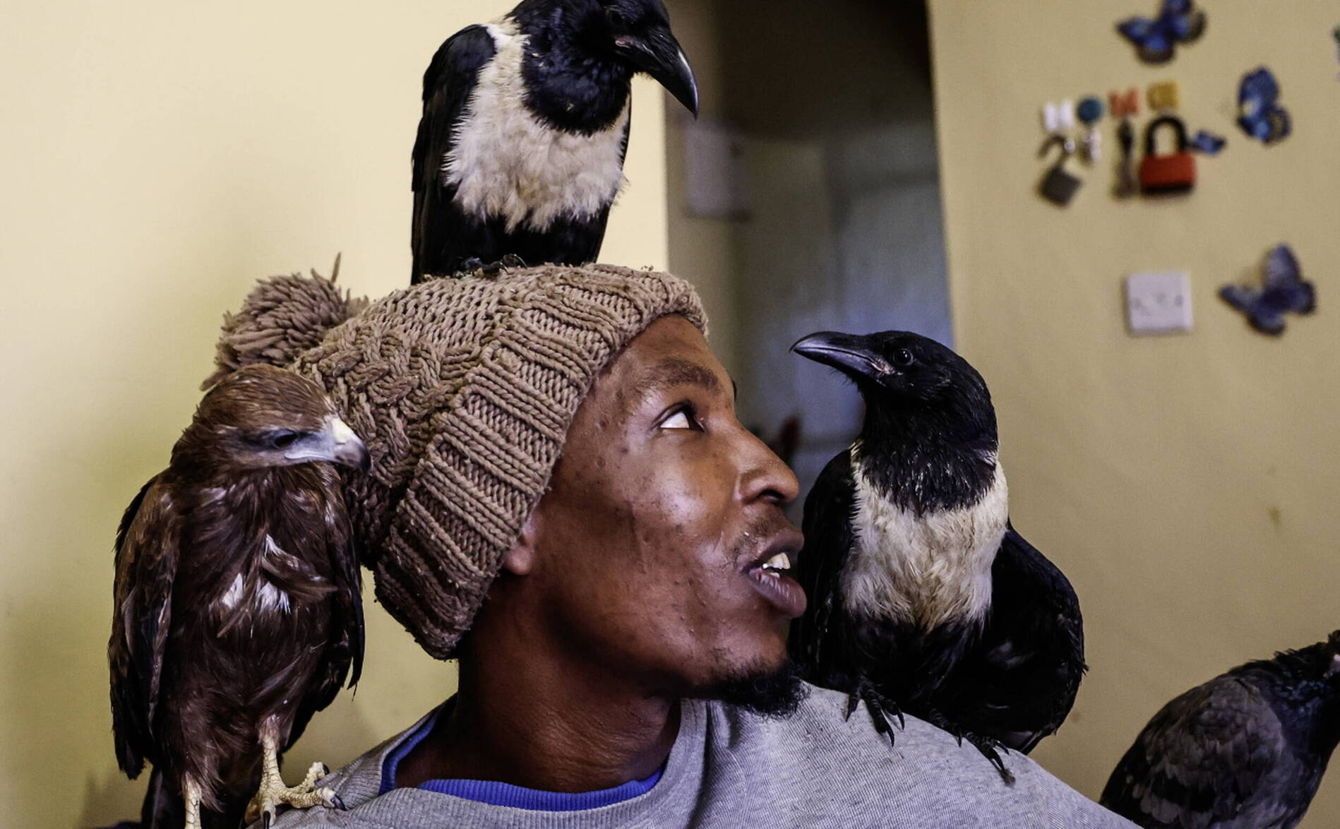L'homme-oiseau de Nairobi fait le buzz, mais inquiète des médecins