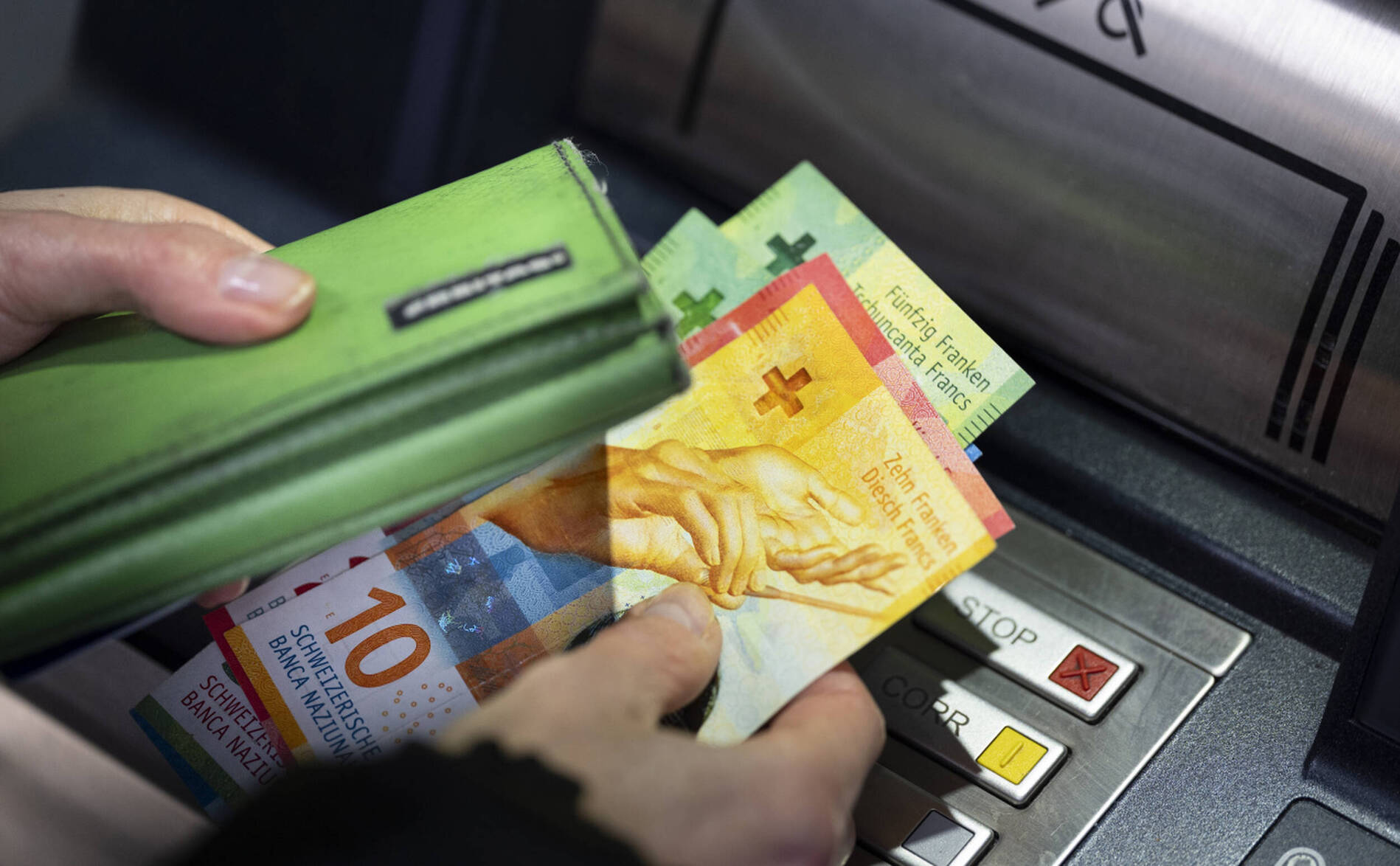Les écarts salariaux sont toujours plus marqués, critique l'USS