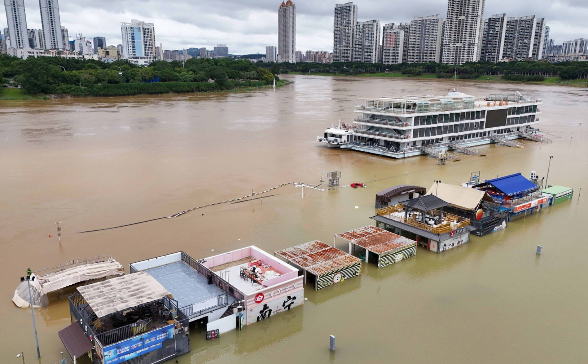 Chine: les secours en quête de sinistrés, un super-typhon menace