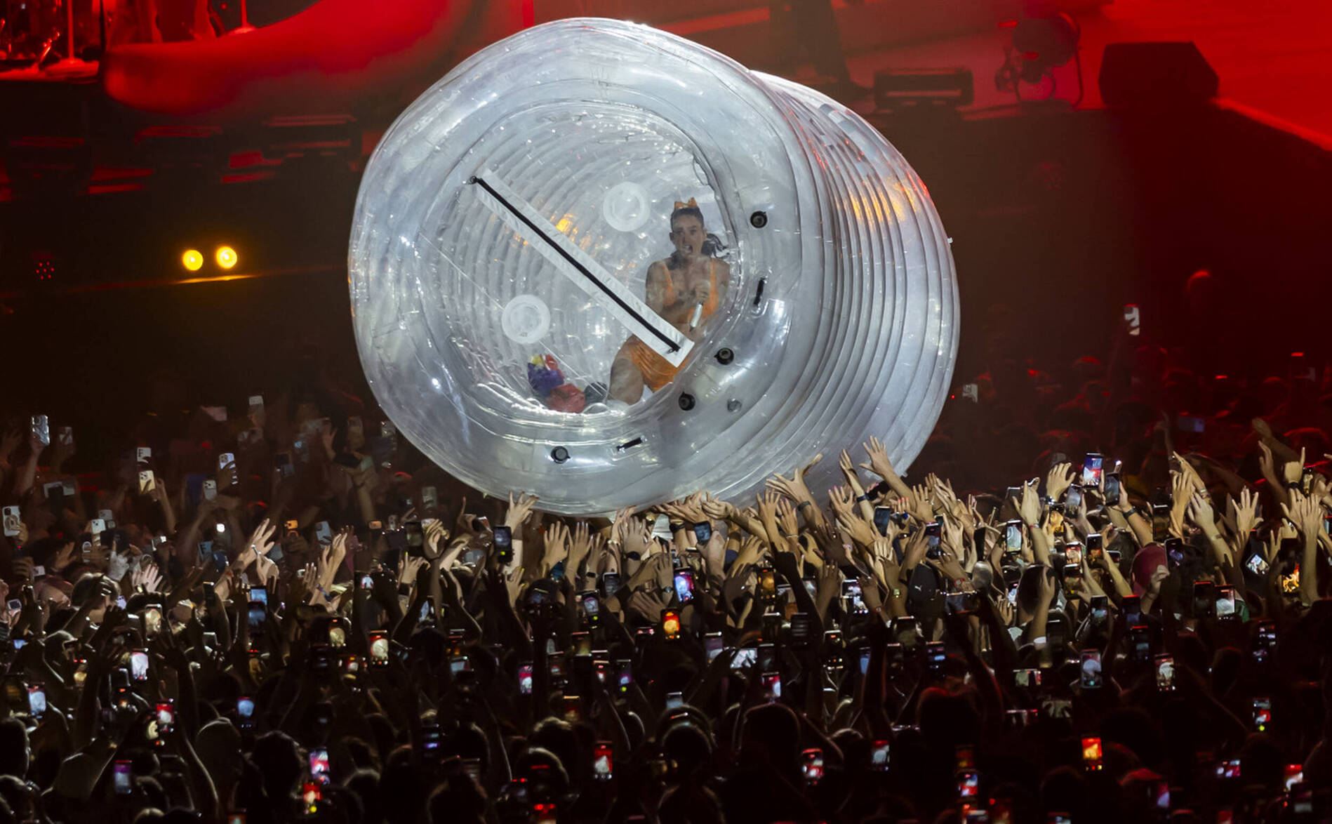 Katy Perry transforme la Plaine de l'Asse en karaoké géant