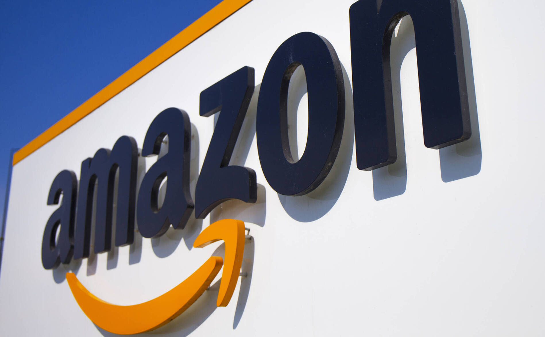 Amazon triomphe en Bourse après ses résultats, Apple trébuche