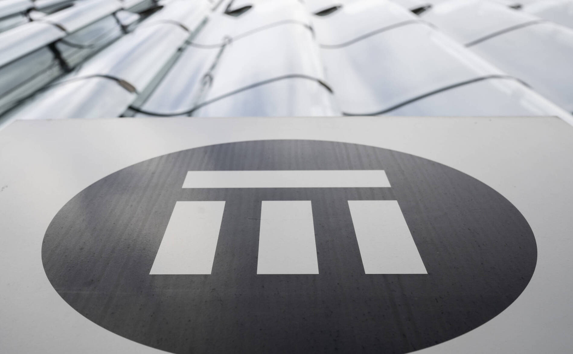 Swiss Re accroît sa rentabilité sur six mois, relève ses économies