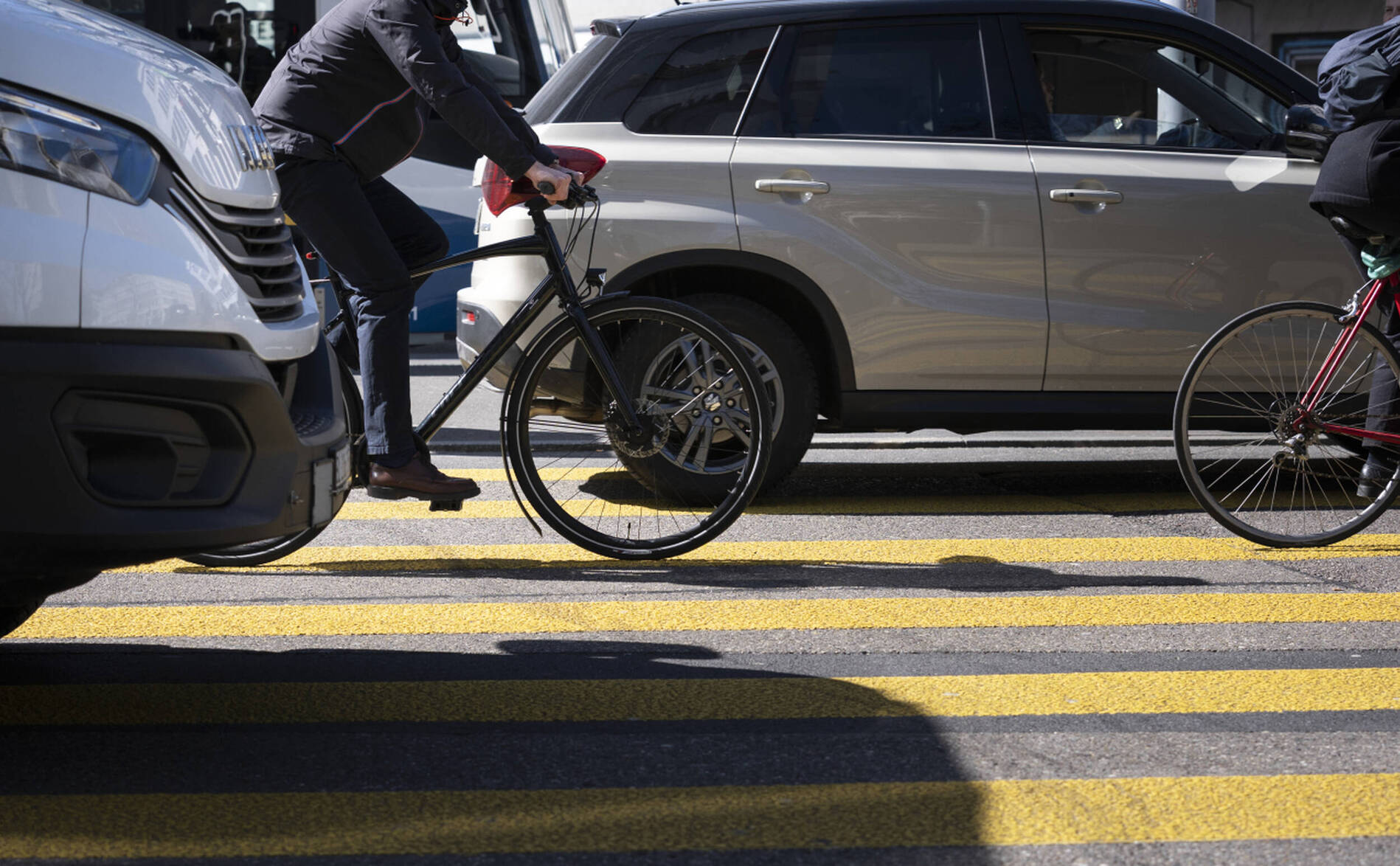 Les voitures frôlent les cyclistes dans les villes suisses