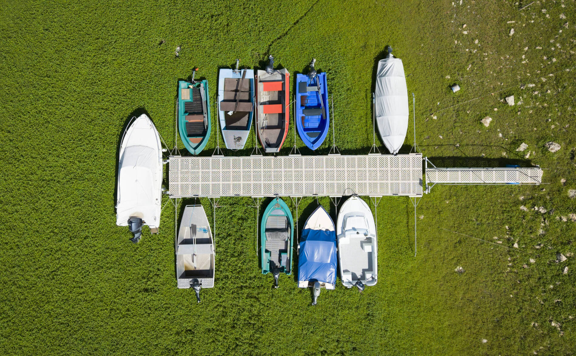 A sec, le lac des Brenets (NE) inquiète et fascine à la fois