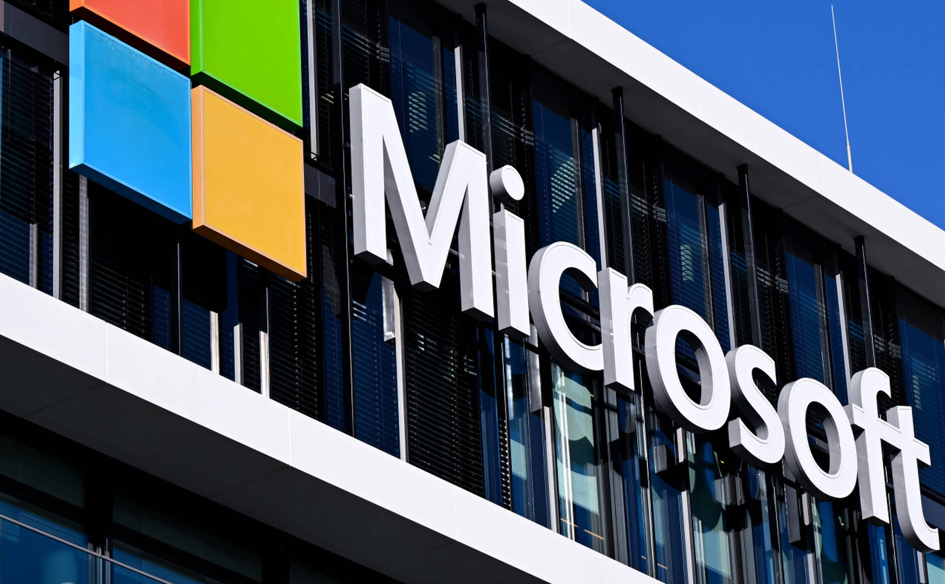 Microsoft s'engage à ce que les humains contrôlent son IA