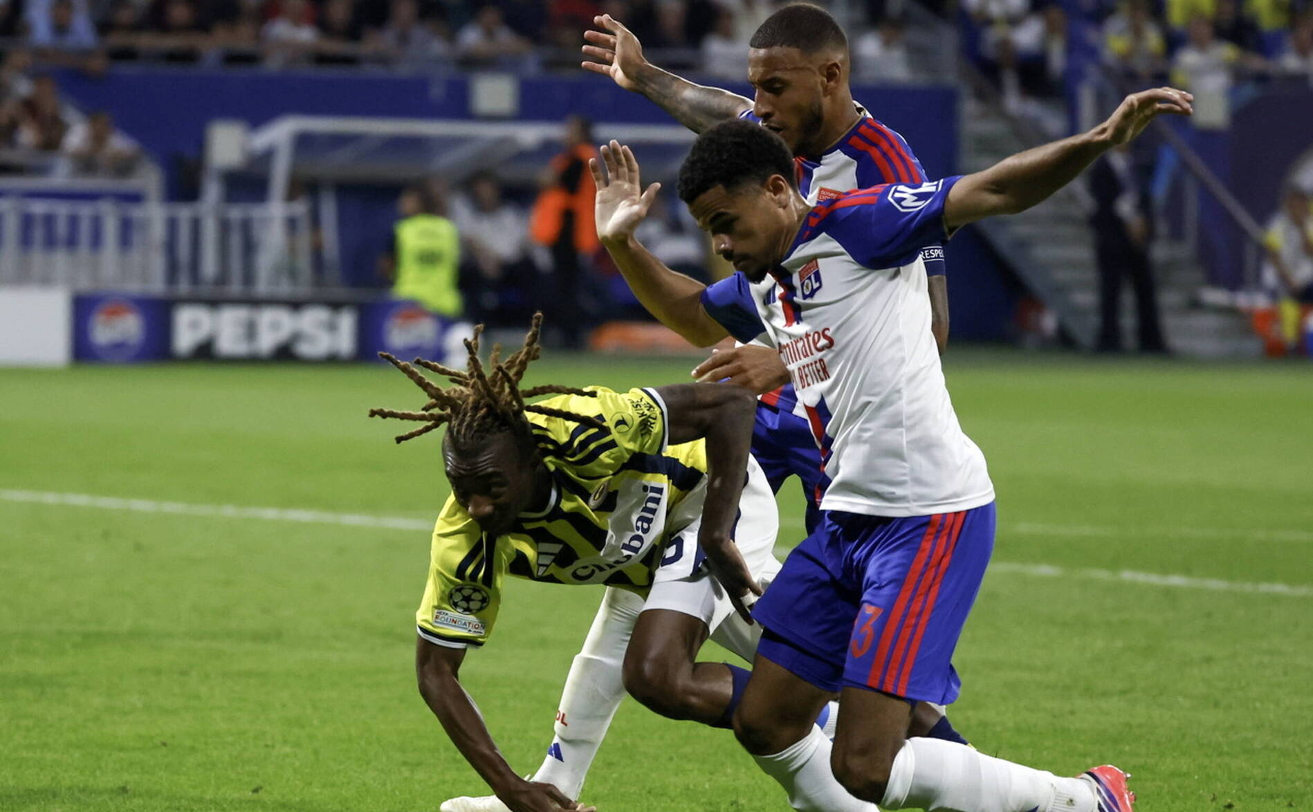 Zachary Athekame buteur et passeur avec Lyon