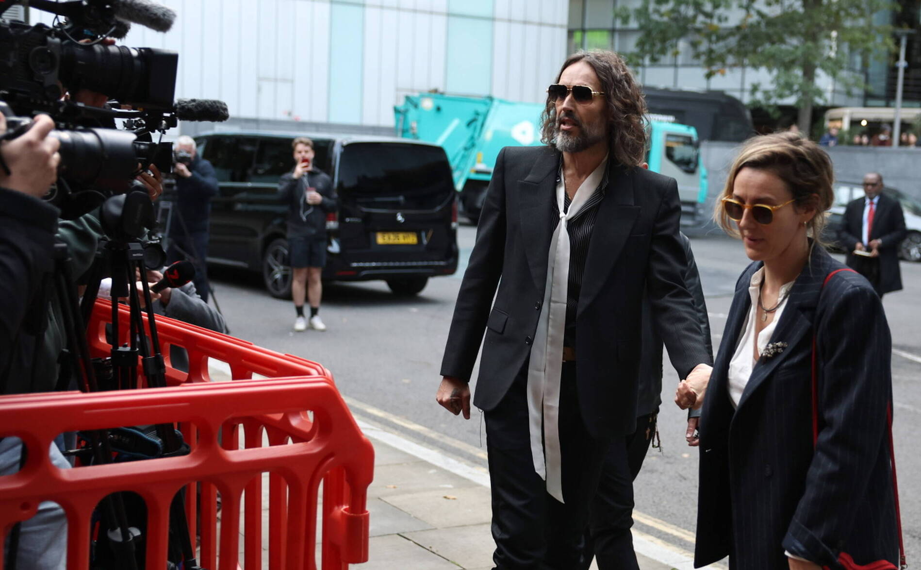 Procès pour viols: Russell Brand décrit comme un « prédateur sexuel »