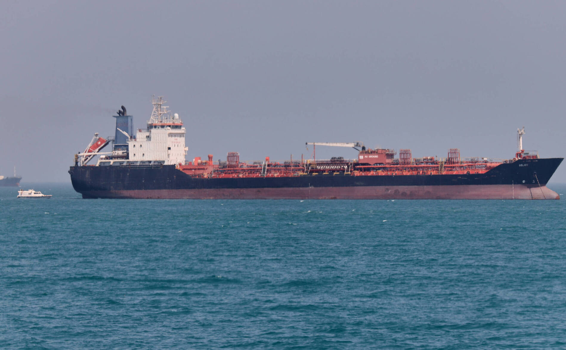 Iran: un pétrolier percute une mine et prend feu à Ormuz