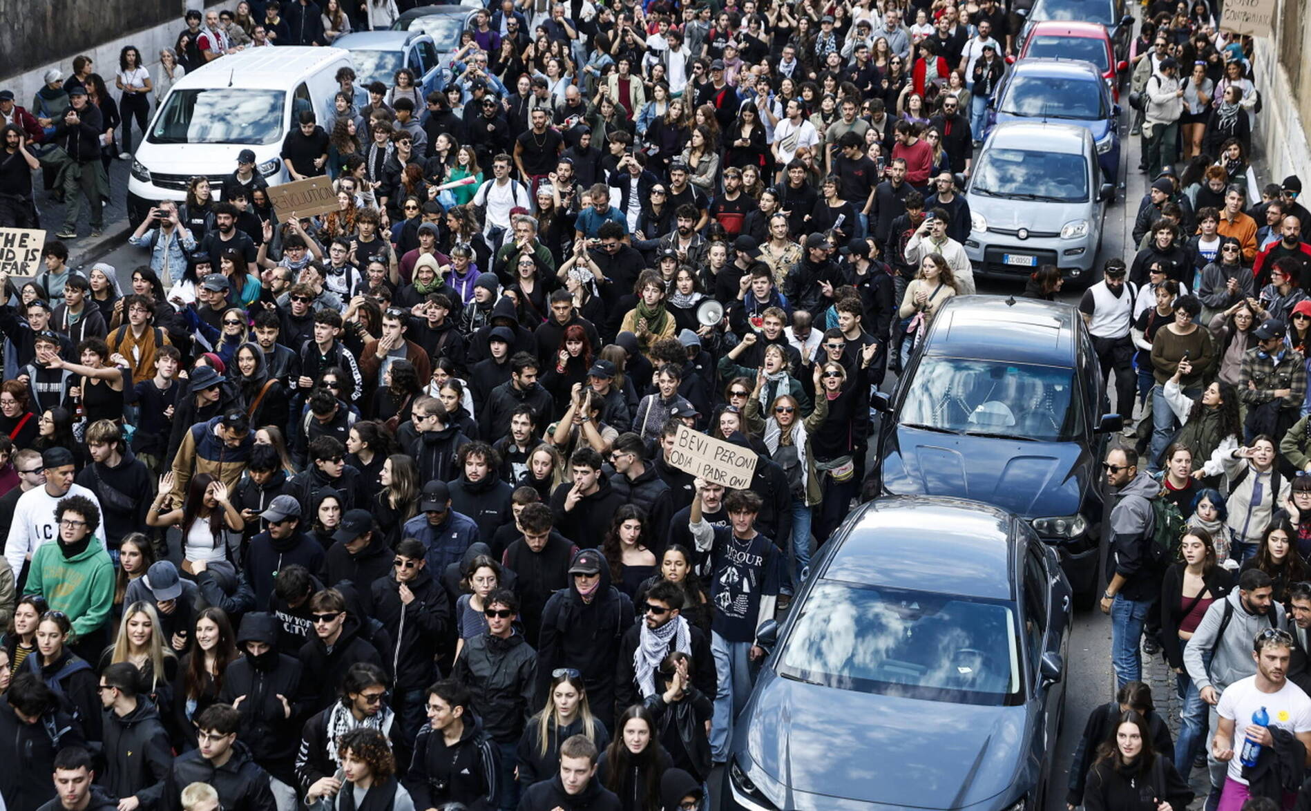 Italie: des milliers de jeunes et de travailleurs manifestent