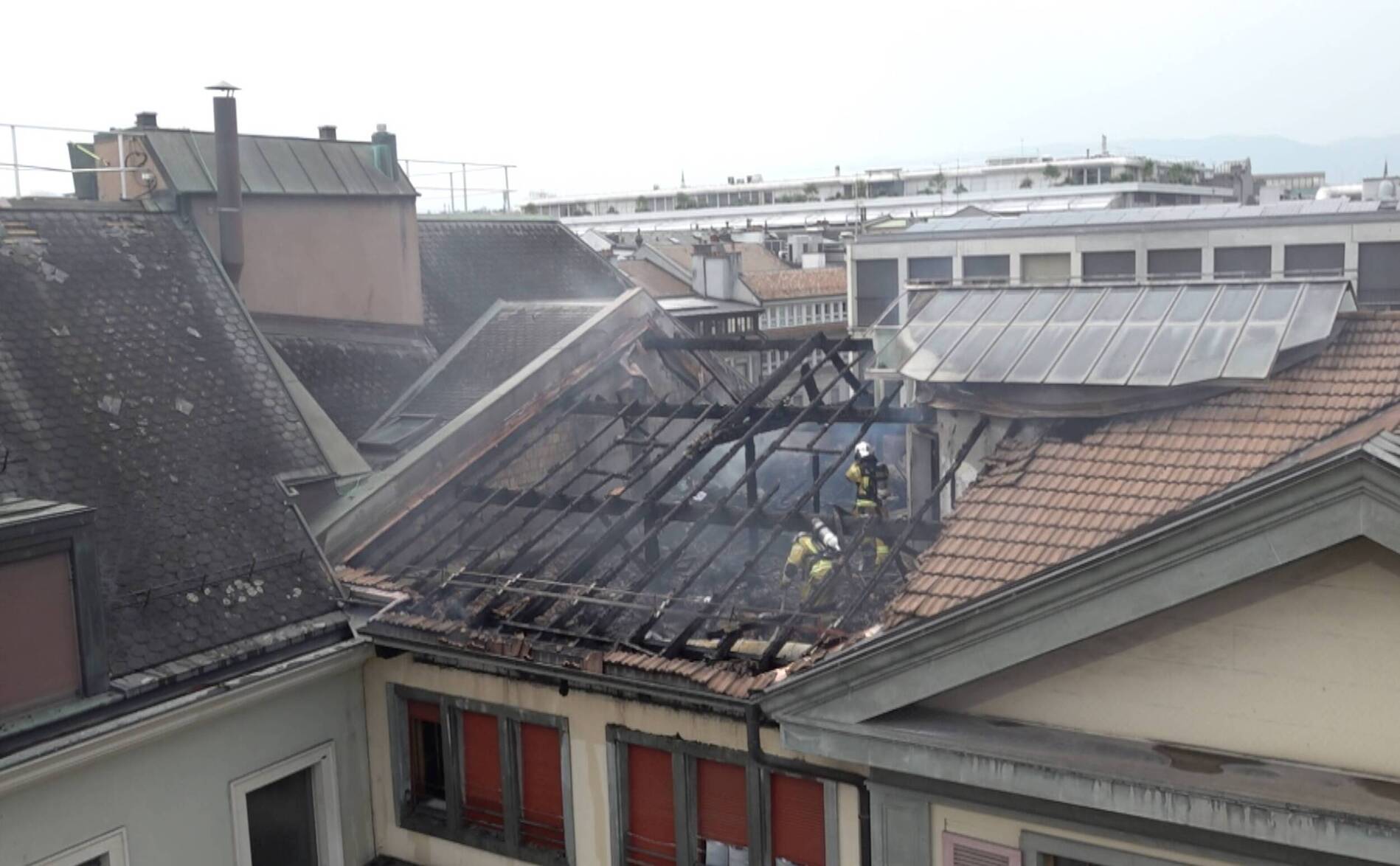 Un immeuble en feu près du pont de la Machine
