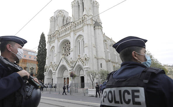 Un inconnu ressort d'un commissariat habillé en policier et armé