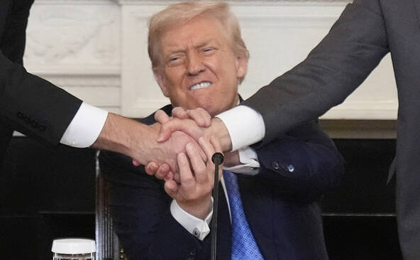 Ne pas hésiter à flatter Donald Trump, estime James McGovern