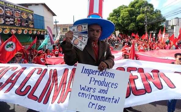 A Belem, militants et autochtones rassemblés pour le climat