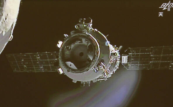 La Chine lance un vaisseau de secours vers ses astronautes