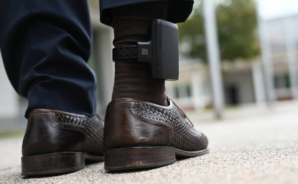 Genève va tester les bracelets électroniques sur les agresseurs