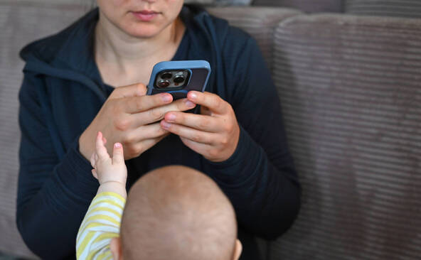 Aucun lien entre téléphone portable et cancer démontré, dit l'ANSES