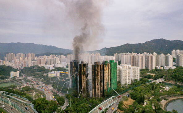 Incendie de Hong Kong: 55 morts selon un nouveau bilan (pompiers)