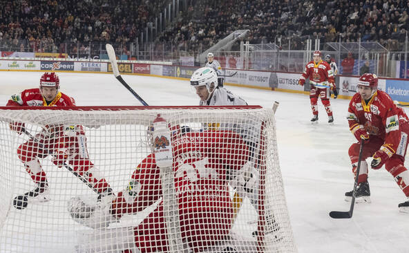 Fribourg a tenu bon à Bienne, succès pour Ajoie