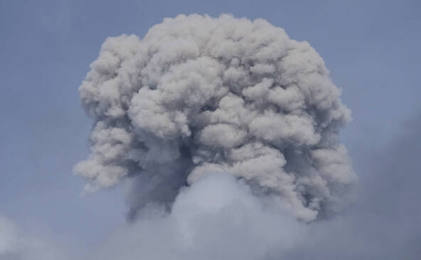 Colombie: un volcan, en alerte orange éruption, crache des cendres