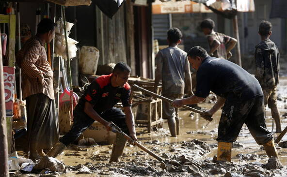 Inondations en Indonésie: le bilan monte à 631 morts