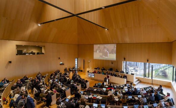 VD: les députés acceptent de baisser le salaire des fonctionnaires