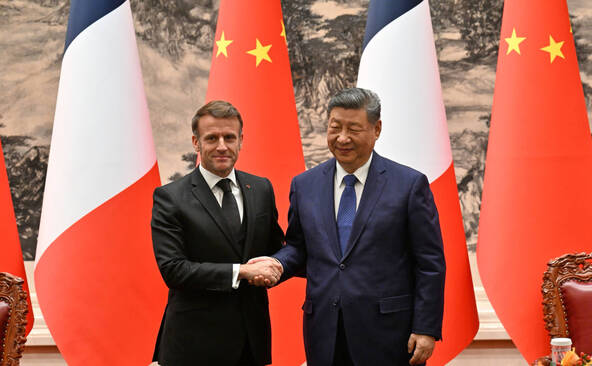 « Ne cédez pas aux sirènes de la division », lance Macron en Chine