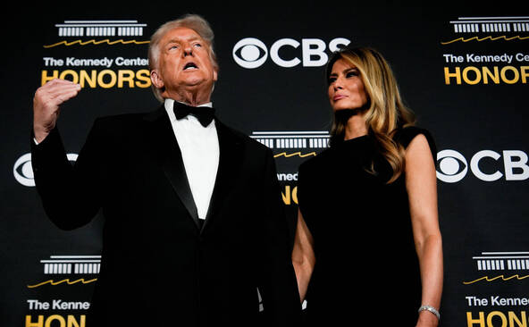 Trump sur la scène de la salle de spectacle de Washington