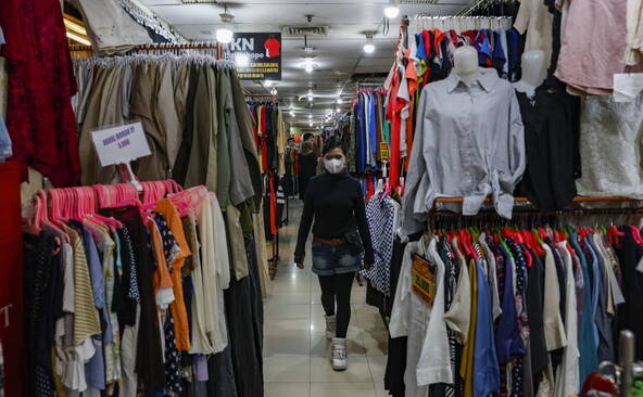 Les vêtements en polyester recyclé polluent plus (étude)