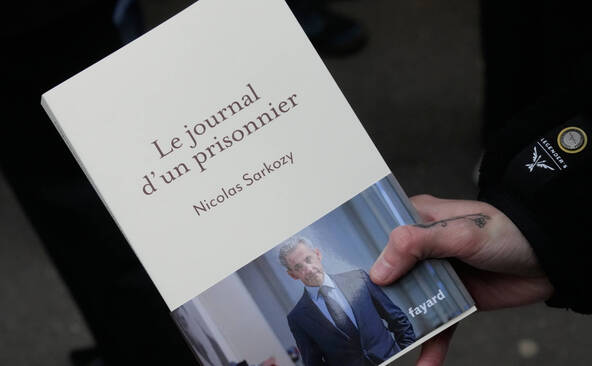 Sarkozy sort son « Journal d'un prisonnier » et le dédicace à Paris