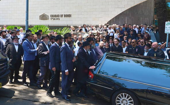 L'Australie commence à enterrer les victimes de Bondi