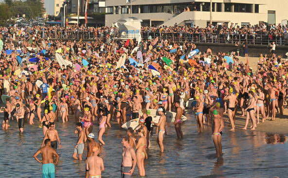 Attentat de Sydney: hommage des nageurs aux victimes