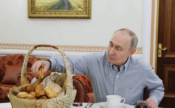 Poutine « prêt au dialogue avec Macron », selon son porte-parole