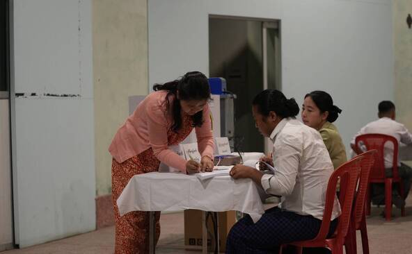 Birmanie: les élections débutent après cinq ans de guerre civile