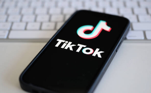 Sur TikTok, le business lucratif des faux comptes d'actualités