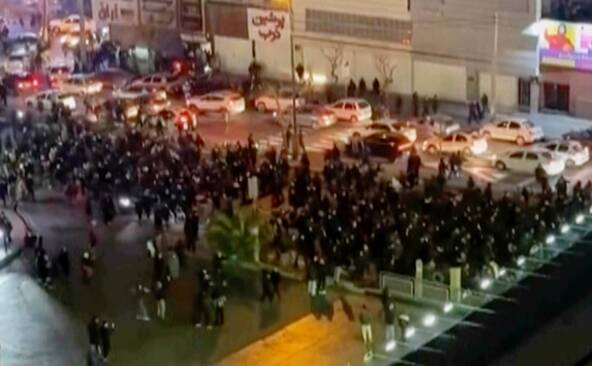 Des Iraniens dans les rues de Téhéran vendredi soir