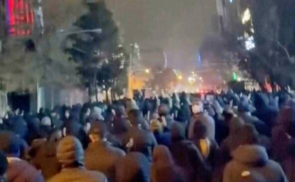 Iran: l'armée américaine étudie des options très fortes, dit Trump