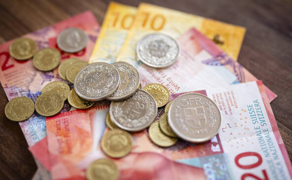 L'initiative sur l'argent liquide inadéquate, dit le gouvernement