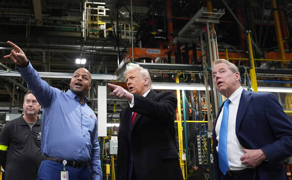 Trump filmé faisant un doigt d'honneur pendant une visite d'usine