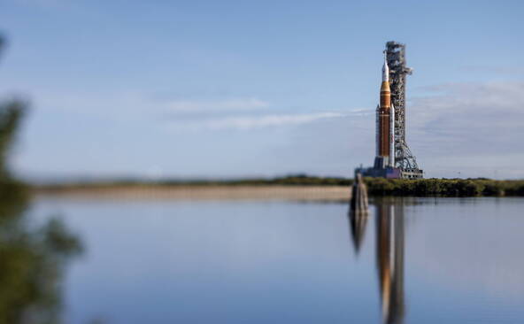 Nasa: sortie de la fusée lunaire en amont du lancement d'Artémis 2