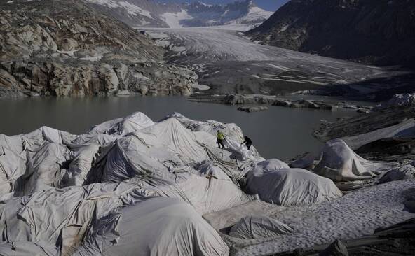 A Genève, une exposition alerte sur l'exploitation de la montagne
