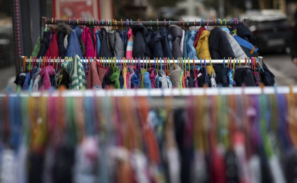 Les fonctionnaires offrent plus de quatre tonnes de vêtements