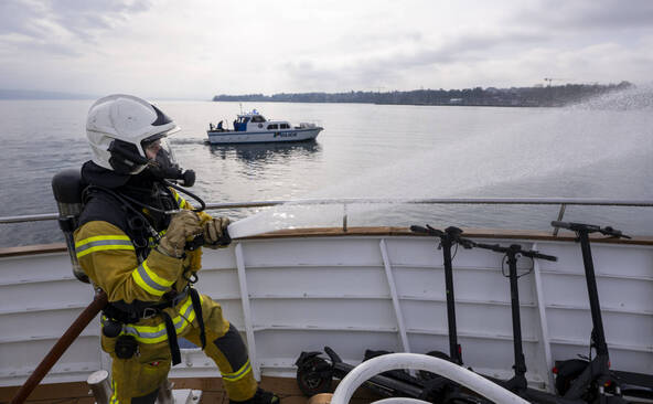 Exercice de sauvetage sur un bateau de la CGN au large de Versoix