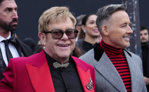 Elton John accuse le Daily Mail d'atteintes à sa vie privée