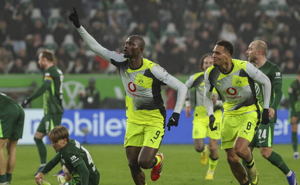 Dortmund met la pression sur le Bayern, Manzambi voit rouge