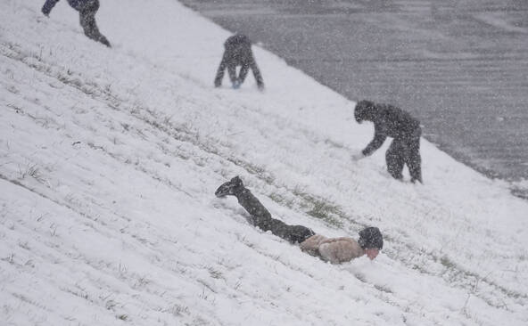 Le bilan des fortes chutes de neige monte à 46 morts au Japon