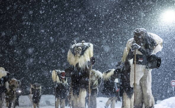 Un défilé des Tschäggättä marqué par l'éboulement de Blatten (VS)