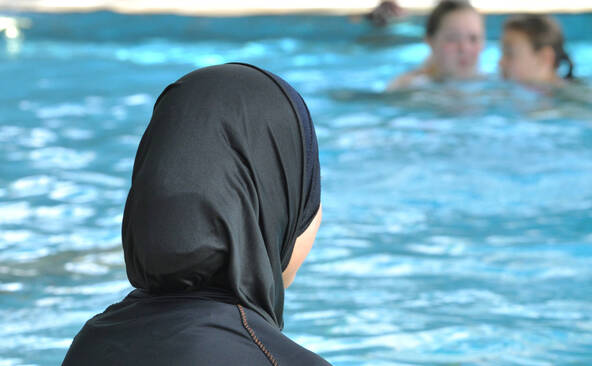 Une potentielle interdiction du burkini suspendue à Genève