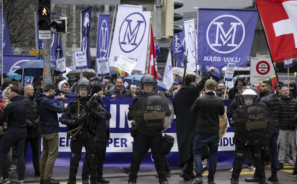 SG: les opposants à la vaccination manifestent avec Junge Tat